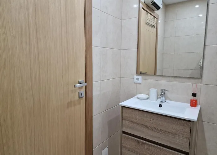 아파트 Cozy With Terrace, Air Cond, Free Parking, By With Lda