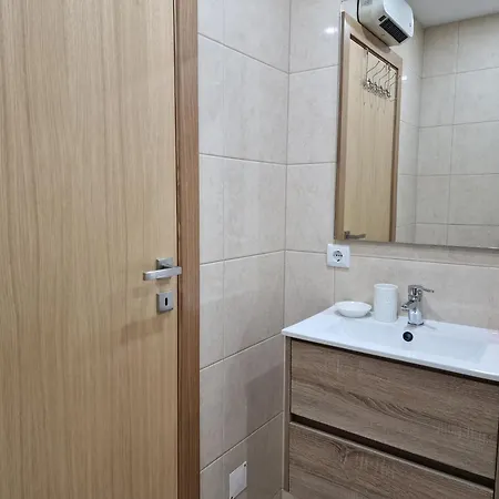 Apartment Cozy With Terrace, Air Cond, Free Parking, By With Lda